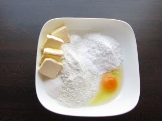 Jak upéct máslový koláč s marcipánovou náplní a černým rybízem | recept