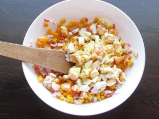 Jak připravit krabí salát s vajíčky, kukuřicí a pomerančem | recept