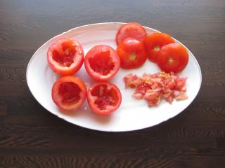 Jak zapéct rajčata plněná ochuceným kuskusem | recept
