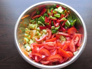 Jak připravit šťavnatý zeleninový salát s horkou olejovou zálivkou ze sójové omáčky