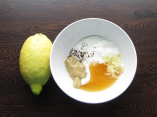 Jak připravit listový salát s čerstvým sýrem a balzamikovým dresinkem | recept
