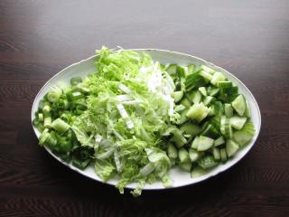Jak na salát z čínského zelí, krabích tyčinek a vajíček | recept na zeleninový salát