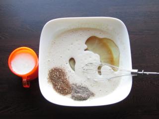 Jak upéct božský špaldový koláč s kardamomem a karamelovo-ořechovou | recept glazurou Jak upéct božský špaldový koláč s kardamomem a karamelovo-ořechovou | recept glazurou