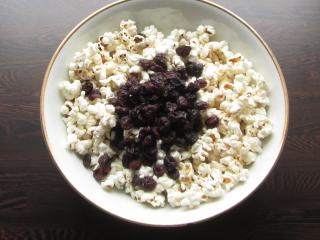 Jak připravit popcorn s bílou čokoládou a brusinkami | recept