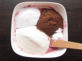Jak upéct vláčné čokoládové řezy z červené řepy a jogurtu | recept