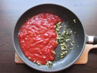 Jak připravit pečenou zeleninu s rajčatovou omáčkou a sýrem | sezónní recept