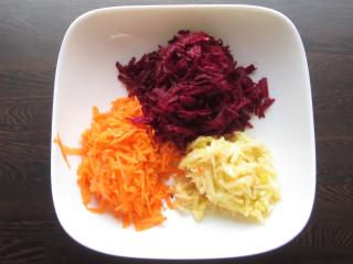 Jak z quinoy připravit zdravý salát s řepou, jablkem a rozinkami | recept