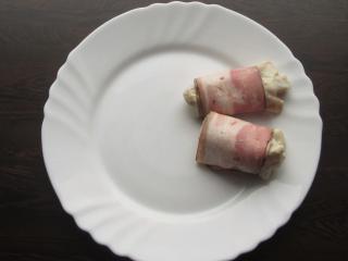 Jak připravit slaninové ruličky s kuřecím masem a nivovou omáčkou