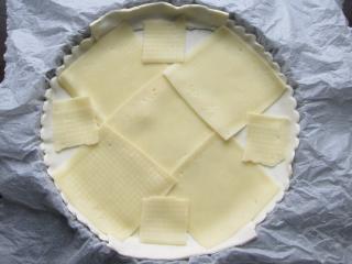 Jak upéct listový koláč nevšedních chutí | recept se sýrem a suchým salámem