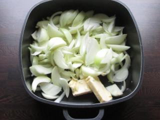 Jak připravit pečenou vinnou klobásu s jablky a cibulí | recept