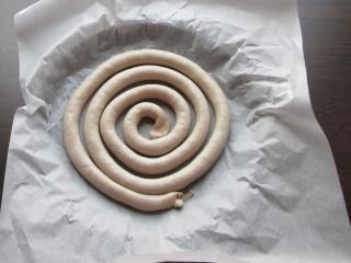 Jak upéct cibulový koláč s vinnou klobásou | recept Jak upéct cibulový koláč s vinnou klobásou | recept