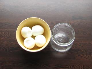 Jak připravit netradiční černá vejce na svěžím salátku | recept