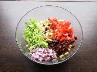Jak připravit mexický těstovinový salát s černými fazolemi | recept