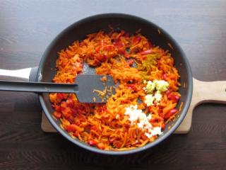 Jak uvařit zeleninové ragú z černé čočky a kokosového mléka | recept