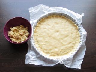 Jak upéct máslový koláč s marcipánovou náplní a černým rybízem | recept
