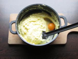 Jak zapéct bramborovou kaši s hermelínem a slaninou | recept