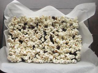 Jak připravit popcorn s bílou čokoládou a brusinkami | recept