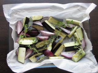Jak připravit teplý lilkový salát s Tahini dresinkem | recept
