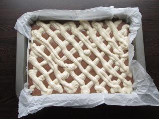 Jak na litý karamelový koláč s tvarohovou mřížkou | recept