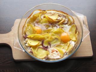 Jak připravit zapečenou čabajku s bramborami a vajíčkem | recept