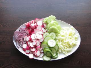Jak připravit marinovaný zeleninový salát z ředkviček, okurek a paprik | recept