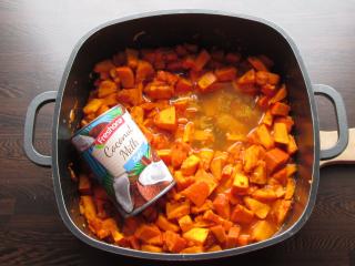 Jak uvařit ostrou dýňovou polévku s kari pastou a kokosovým mlékem | recept