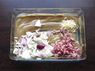 Jak v troubě připravit pikantní vepřová játra s cibulí, česnekem a slaninou | recept