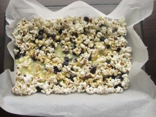 Jak připravit popcorn s bílou čokoládou a brusinkami | recept