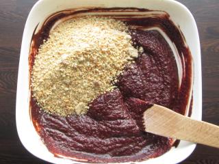 Jak upéct brownies z červené řepy a mandlí | recept na moučník z červené řepy Jak upéct brownies z červené řepy a mandlí | recept na moučník z červené řepy