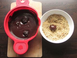 Jak připravit rumové švestky v čokoládě | recept na nepečené vánoční cukroví