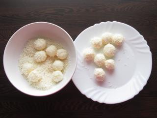 Jak připravit lanýžové pralinky z bílé čokolády, ricotty a kokosu | recept Jak připravit lanýžové pralinky z bílé čokolády, ricotty a kokosu | recept