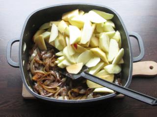 Jak připravit pečenou vinnou klobásu s jablky a cibulí | recept