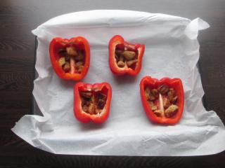 Jak na pečené papriky plněné pikantní klobásou a sýrem | recept