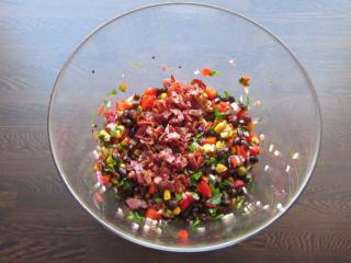 Jak připravit fazolový salát se zeleninou a křupavou slaninou | recept