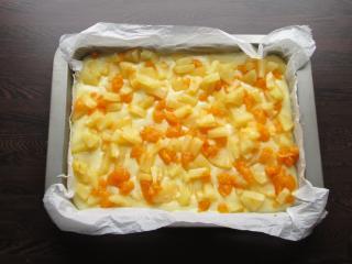 Jak upéct vláčné drobenkové řezy s pudinkem a ovocem | recept