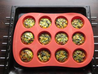 Jak na slané vaječné muffiny se sýrem, špenátem a sušenými rajčaty | recept Jak na slané vaječné muffiny se sýrem, špenátem a sušenými rajčaty | recept