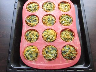 Jak upéct slané špagetové muffiny se špenátem a sýrem | recept Jak upéct slané špagetové muffiny se špenátem a sýrem | recept