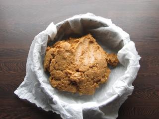 Jak připravit nepečený koláč ze sušenek, ořechů a karamelu | recept