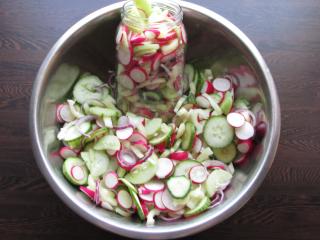 Jak připravit marinovaný zeleninový salát z ředkviček, okurek a paprik | recept