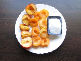 Jak připravit dezert z grilovaného ovoce a marcipánové omáčky | recept