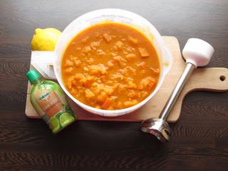 Jak uvařit ostrou dýňovou polévku s kari pastou a kokosovým mlékem | recept