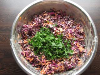 Jak připravit pestrobarevný salát z červeného zelí ochucený arašídovou zálivkou | recept