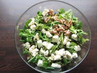 Jak připravit listový salát s čerstvým sýrem a balzamikovým dresinkem | recept