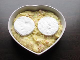 Jak zapéct bramborovou kaši s hermelínem a slaninou | recept