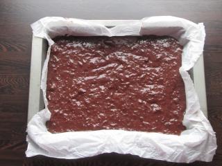 Jak upéct vláčné čokoládové řezy z červené řepy a jogurtu | recept