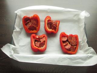 Jak na pečené papriky plněné pikantní klobásou a sýrem | recept