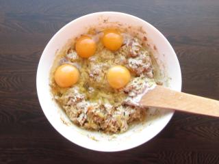 Jak upéct cibulový koláč s vinnou klobásou | recept Jak upéct cibulový koláč s vinnou klobásou | recept