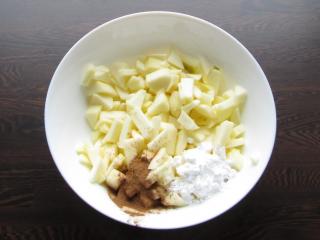 Jak upéct tvarohovo-jablečný koláč z Lotusek | recept