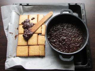 Jak na nepečené oplatkové řezy se sušenkami a čokoládovou nádivkou | recept