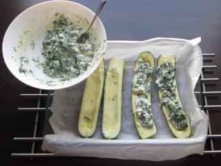 Jak zapéct cukety plněné ricottou, špenátem a fetou | recept Jak zapéct cukety plněné ricottou, špenátem a fetou | recept